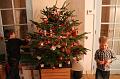 2013-12-14 Zelie mange du pain, les garcons decore le sapin 013